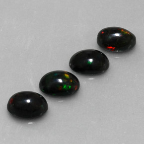 カラットの天然マルチカラーブラックオパール（7×5.1 mm・オーバルカット）