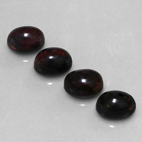 カラットの天然マルチカラーブラックオパール（8.1×6.1 mm・オーバルカット）