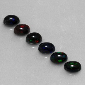 カラットの天然マルチカラーブラックオパール（6×4 mm・オーバルカット）