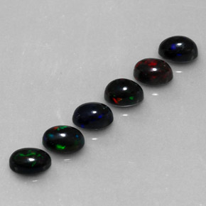 カラットの天然マルチカラーブラックオパール（6×4 mm・オーバルカット）