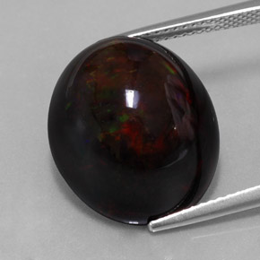 13.63カラットの天然マルチカラーブラックオパール（17.9×15.2 mm・オーバルカット）