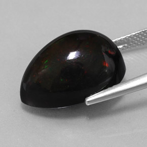 9.42カラットの天然マルチカラーブラックオパール（17.4×12.8 mm・洋梨の形）
