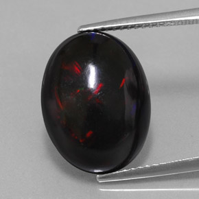 5.63カラットの天然マルチカラーブラックオパール（16.7×12.6 mm・オーバルカット）
