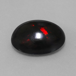 5.63カラットの天然マルチカラーブラックオパール（16.7×12.6 mm・オーバルカット）