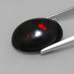 5.63カラットの天然マルチカラーブラックオパール（16.7×12.6 mm・オーバルカット）