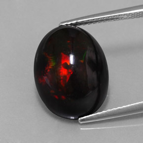 8.11カラットの天然マルチカラーブラックオパール（16.1×12.1 mm・オーバルカット）