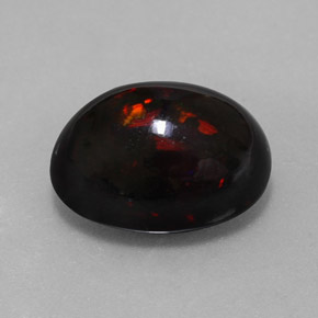 8.11カラットの天然マルチカラーブラックオパール（16.1×12.1 mm・オーバルカット）
