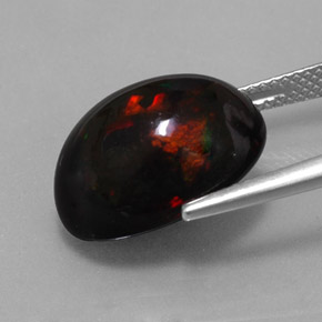 8.11カラットの天然マルチカラーブラックオパール（16.1×12.1 mm・オーバルカット）