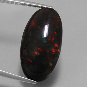 17.92カラットの天然マルチカラーブラックオパール（24.4×12.9 mm・オーバルカット）