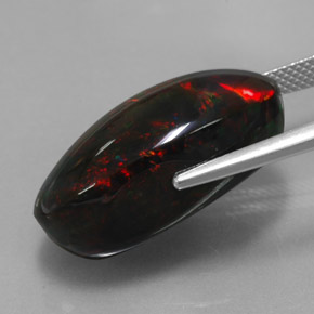 17.92カラットの天然マルチカラーブラックオパール（24.4×12.9 mm・オーバルカット）