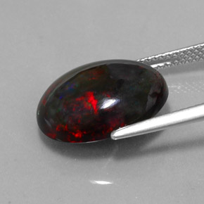 5.81カラットの天然マルチカラーブラックオパール（15.5×12.6 mm・オーバルカット）