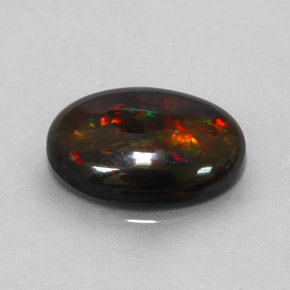 3.17カラットの天然マルチカラーブラックオパール（14.6×11.5 mm・オーバルカット）