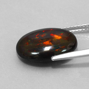 3.17カラットの天然マルチカラーブラックオパール（14.6×11.5 mm・オーバルカット）