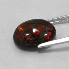 3.73カラットの天然マルチカラーブラックオパール（13×10.1 mm・オーバルカット）