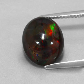 3.84カラットの天然マルチカラーブラックオパール（12.2×10.1 mm・オーバルカット）