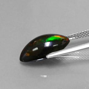 3.06カラットの天然マルチカラーブラックオパール（15.4×8 mm・マーキス）