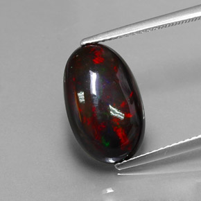 3.80カラットの天然マルチカラーブラックオパール（15.2×9.5 mm・オーバルカット）