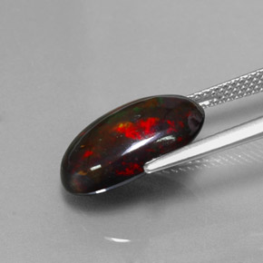 3.80カラットの天然マルチカラーブラックオパール（15.2×9.5 mm・オーバルカット）