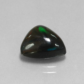 2.56カラットの天然マルチカラーブラックオパール（11×10.5 mm・トリリアント）