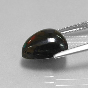 2.56カラットの天然マルチカラーブラックオパール（11×10.5 mm・トリリアント）