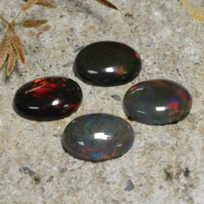 3.25カラットの天然マルチカラーブラックオパール（8.8×7 mm・オーバルカット）