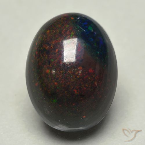 0.74カラットの天然マルチカラーブラックオパール（8×6.1 mm・オーバルカット）