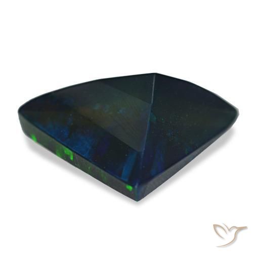 3.13カラットの天然マルチカラーブラックオパール（13.8×13.8 mm・トリリアント）