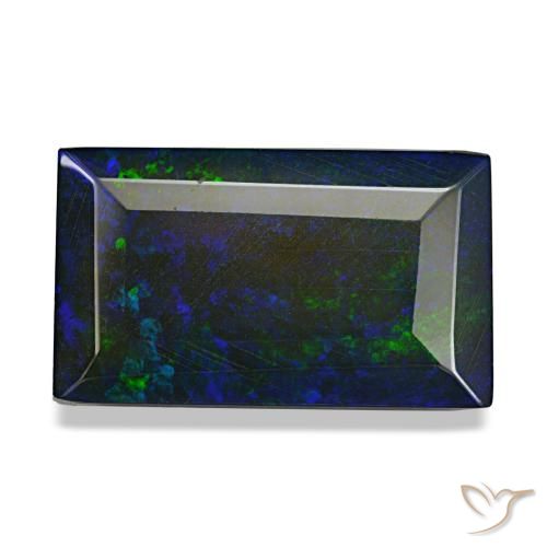 4.75カラットの天然マルチカラーブラックオパール（15.4×9.1 mm・バゲット）