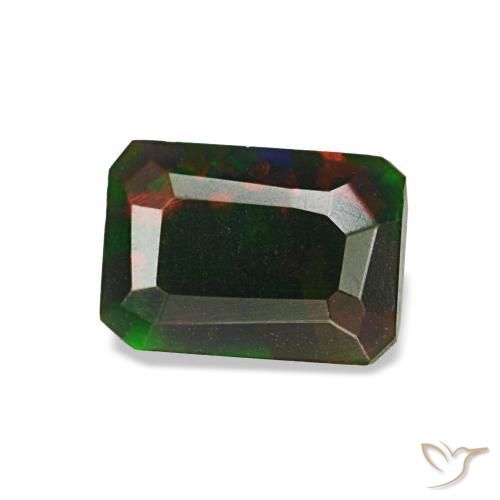 0.57カラットの天然マルチカラーブラックオパール（6.6×4.7 mm・エメラルドカット）