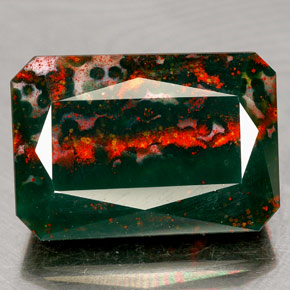 12.46カラットの天然斑点のある緑ブラッドストーン（17.4×11.8 mm・エメラルドカット）