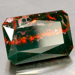 12.46カラットの天然斑点のある緑ブラッドストーン（17.4×11.8 mm・エメラルドカット）