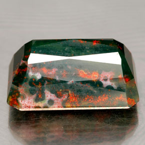 12.46カラットの天然斑点のある緑ブラッドストーン（17.4×11.8 mm・エメラルドカット）