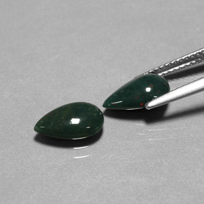 カラットの天然斑点のある緑ブラッドストーン（9.8×6.2 mm・洋梨の形）