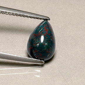 1.90カラットの天然グリーンの斑点ブラッドストーン、洋梨の形、オペーク