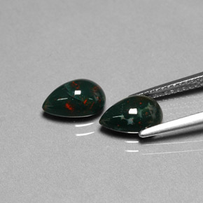 カラットの天然斑点のある緑ブラッドストーン（9.1×6.1 mm・洋梨の形）