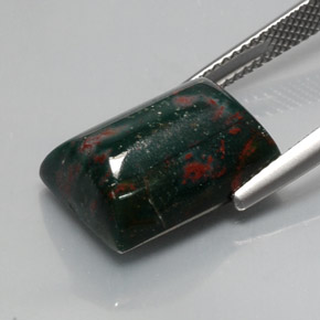 10.72カラットの天然斑点のある緑ブラッドストーン（14.9×11.3 mm・バゲット）