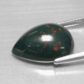12.07カラットの天然斑点のある緑ブラッドストーン（18.5×13.8 mm・洋梨の形）