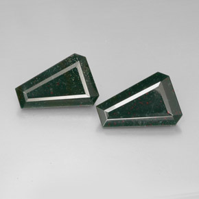 カラットの天然斑点のある緑ブラッドストーン（18.3×13 mm・ファンシーシェイプ）