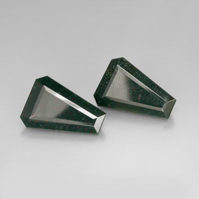 カラットの天然斑点のある緑ブラッドストーン（18.3×13 mm・ファンシーシェイプ）