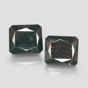 カラットの天然斑点のある緑ブラッドストーン（16.3×14.2 mm・エメラルドカット）
