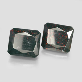 カラットの天然斑点のある緑ブラッドストーン（16.3×14.2 mm・エメラルドカット）