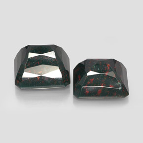 カラットの天然斑点のある緑ブラッドストーン（16.3×14.2 mm・エメラルドカット）
