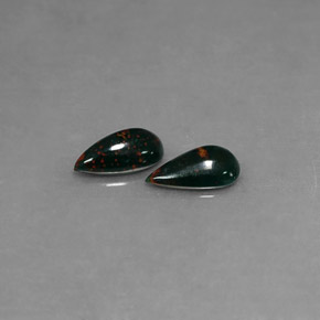 カラットの天然斑点のある緑ブラッドストーン（8.6×4.9 mm・洋梨の形）