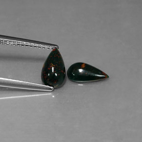 カラットの天然斑点のある緑ブラッドストーン（8.6×4.9 mm・洋梨の形）