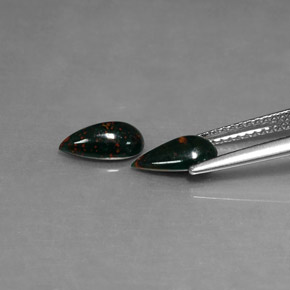 カラットの天然斑点のある緑ブラッドストーン（8.6×4.9 mm・洋梨の形）
