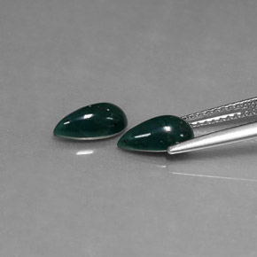 カラットの天然斑点のある緑ブラッドストーン（8.6×4.8 mm・洋梨の形）