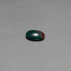 0.82カラットの天然斑点のある緑ブラッドストーン（8.4×5.5 mm・オーバルカット）