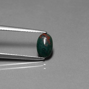 0.82カラットの天然斑点のある緑ブラッドストーン（8.4×5.5 mm・オーバルカット）