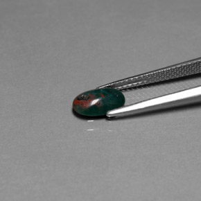 0.82カラットの天然斑点のある緑ブラッドストーン（8.4×5.5 mm・オーバルカット）