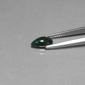 0.72カラットの天然斑点のある緑ブラッドストーン（8.4×5.1 mm・洋梨の形）